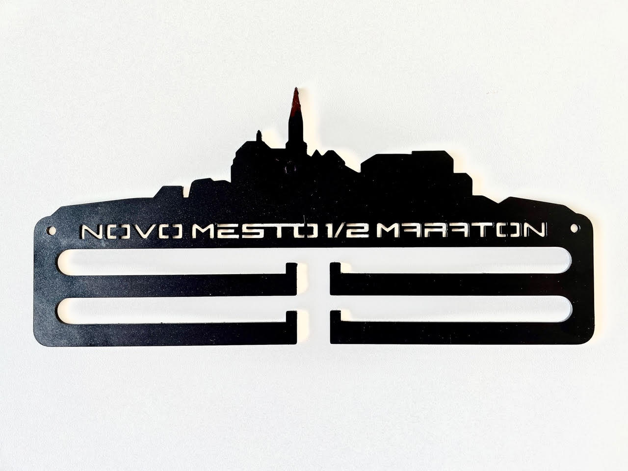 Obešalnik za medalje - NOVOMEŠKI 1/2 MARATON